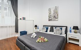 Lumina I 3-Room Apartment With Parking I 100M2 I Coffee Maker I City Center